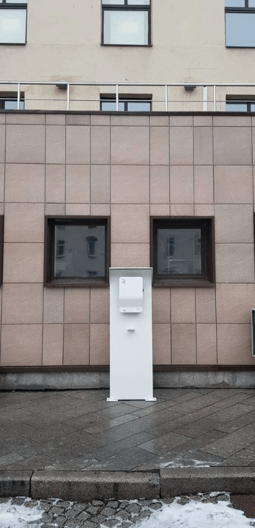 Дополнительное оборудование к зарядным станциям Стойка зарядной станции Вариант 1 (с козырьком)
